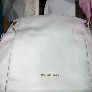 michael kors Ready to take you anywhere, this Jet Set shoulder bag